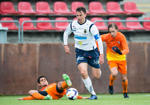 Gefles Marcus Hansson tar sig förbi AFC Uniteds William