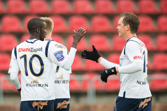 Gefles Dioh Williams gör 0-1 och gratuleras av David