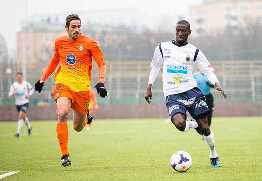 Gefles Dioh Williams jagas av AFC United Juan Jose Hervias