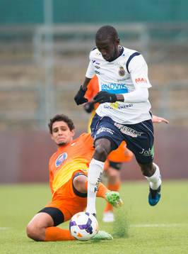 Gefles Dioh Williams tar sig förbi AFC United William