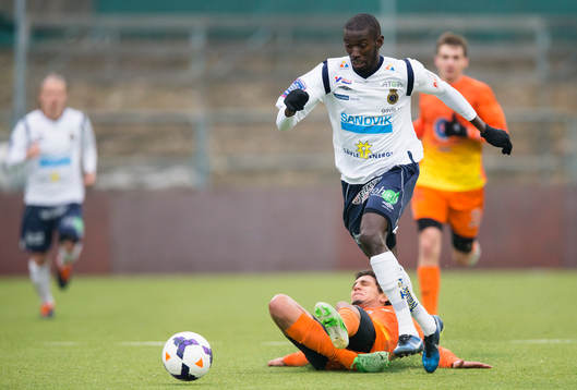 Gefles Dioh Williams tar sig förbi AFC United William