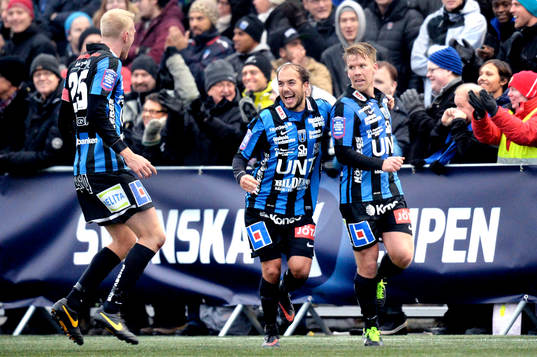 Sirius Karl Larson (mitten) kramar om Joakim Runnemo (th)