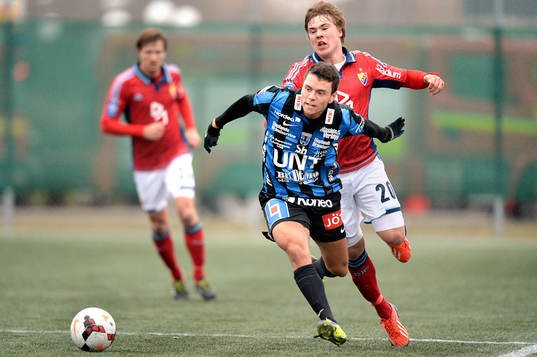 Sirius Kerim Mrabti jagas av Djurgårdens Simon Tibbling