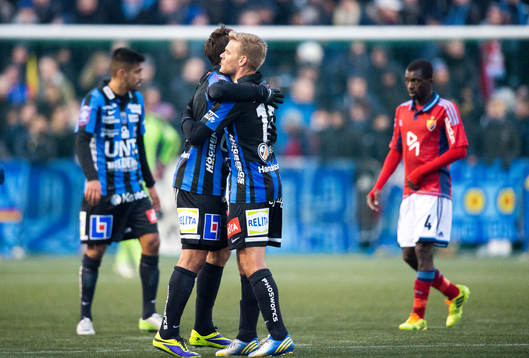 Sirius Niklas Thor och Johan Arneng kramas om