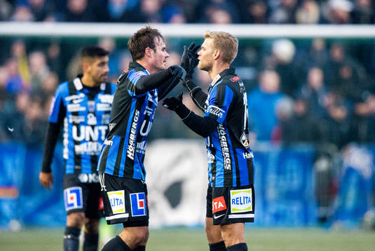 Sirius Niklas Thor och Johan Arneng kramas om