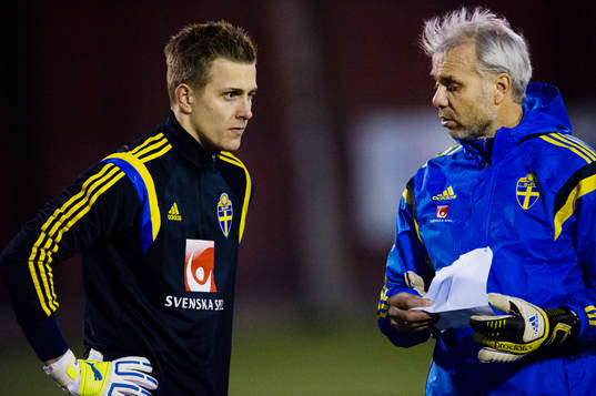 Karl-Johan Johnsson instrueras av målvaktstränare Lasse