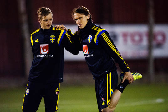 Joel Ekstrand och Albin Ekdal stretchar