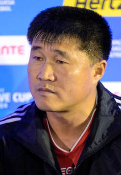 Kim Kwang Min, förbundskapten Nordkorea, på en