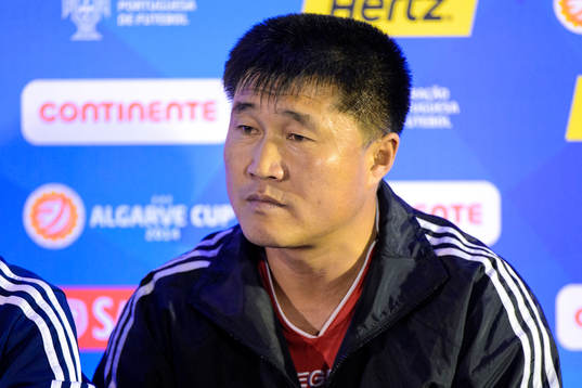 Kim Kwang Min, förbundskapten Nordkorea, på en