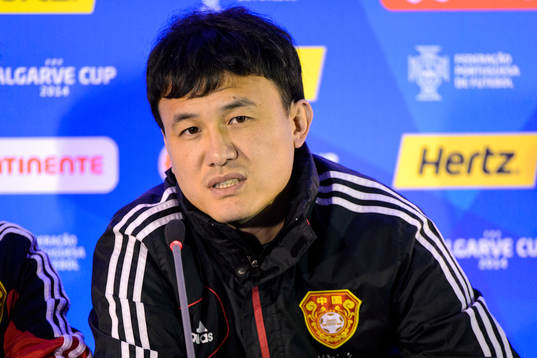 Hao Wei, förbundskapten Kina, på en presskonferens