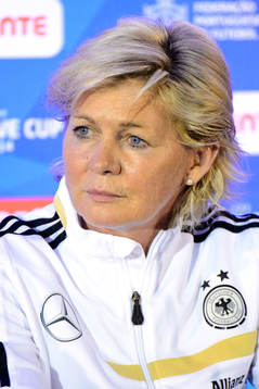Silvia Neid, förbundskapten Tyskland, på en presskonferens