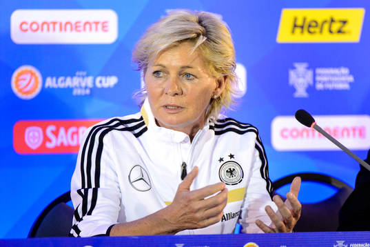 Silvia Neid, förbundskapten Tyskland, på en presskonferens