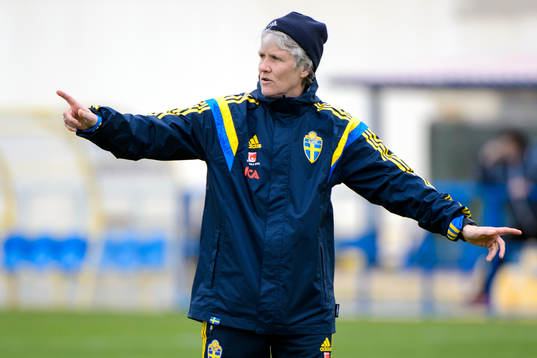 Sveriges förbundskapten Pia Sundhage på en träning