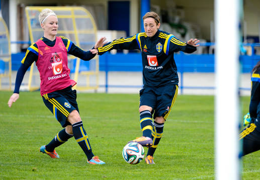 Sveriges Nilla Fischer och Therese Sjögran på en träning