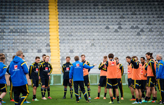 Förbundskapten Erik Hamrén ger instruktioner