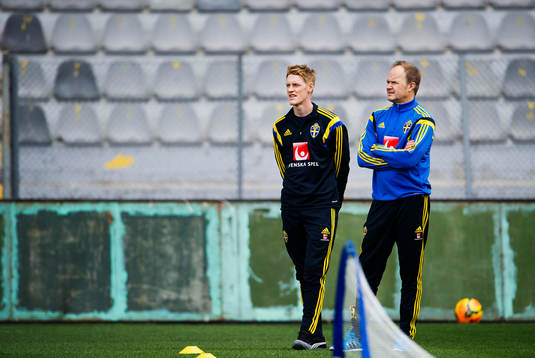 Rasmus Elm står och diskuterar med naprapat Johan