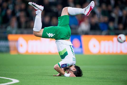Hammarbys Pablo Piñones-Arce står på huvudet