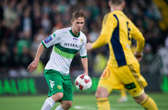 Hammarbys Erik Israelsson med boll