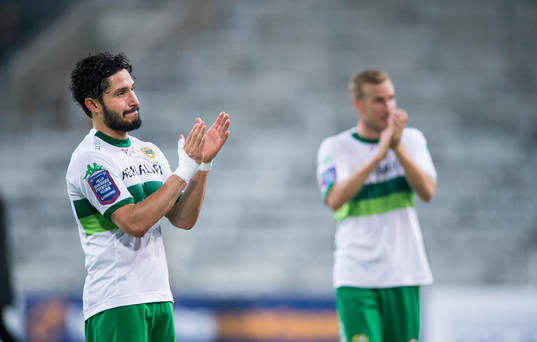Hammarbys Pablo Piñones-Arce tackar publiken