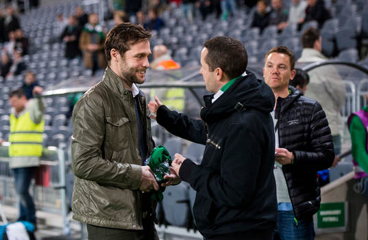 Hammarbys Max von Schleebrügge tackas av och firas innan