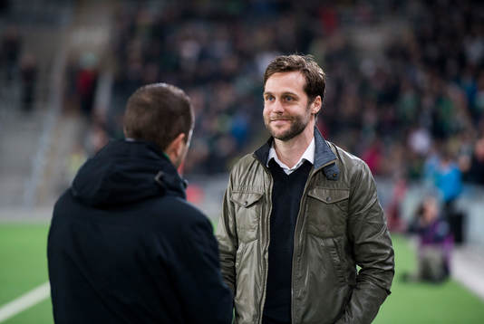 Hammarbys Max von Schleebrügge tackas av och firas innan