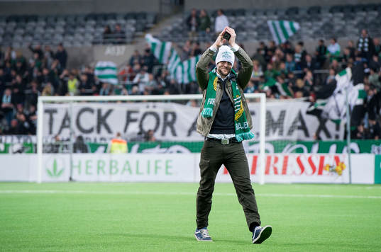 Hammarbys Max von Schleebrügge tackas av och firas innan