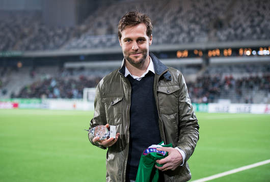 Hammarbys Max von Schleebrügge tackas av och firas innan