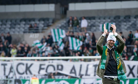 Hammarbys Max von Schleebrügge tackas av och firas innan