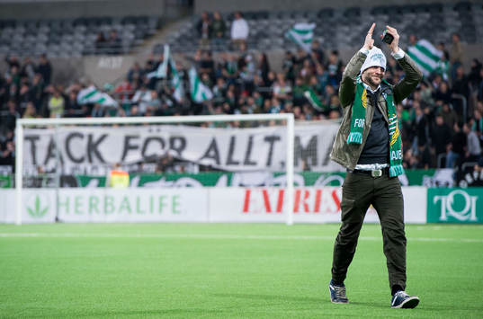 Hammarbys Max von Schleebrügge tackas av och firas innan