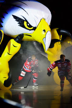 Malmö Redhawks Mads Larsen och Marcus Olsson innan