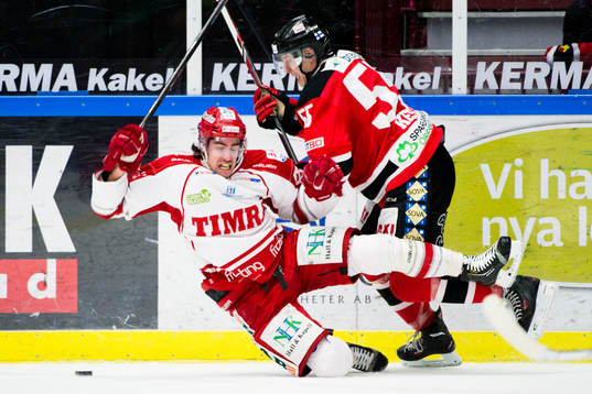 Malmö Redhawks Teemu Kesä trycker till Timrås Nils
