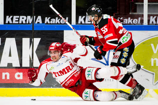 Malmö Redhawks Teemu Kesä trycker till Timrås Nils