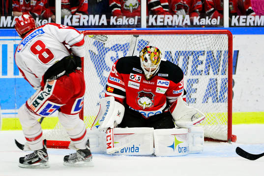 Timrås Per Hallin och Malmö Redhawks målvakt Robin Rahm