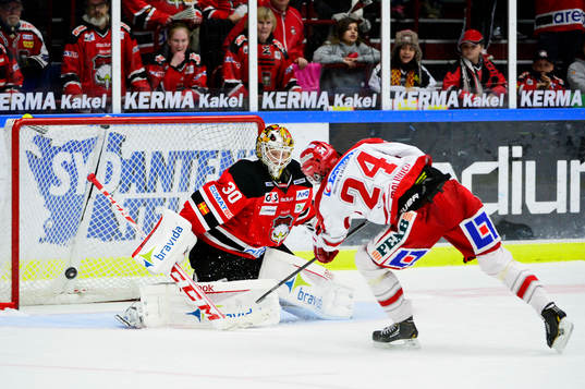 Timrås Andreas Molinder i ett friläge mot Malmö Redhawks