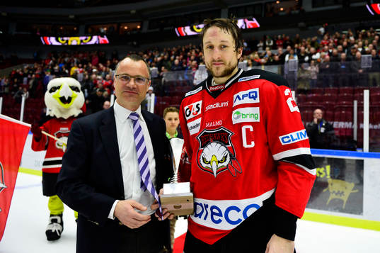 Malmö Redhawks Tomas Kollar tar emot pokalen