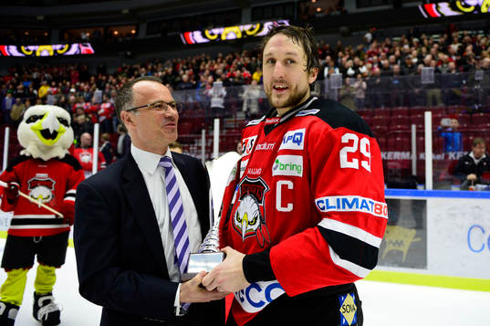 Malmö Redhawks Tomas Kollar tar emot pokalen