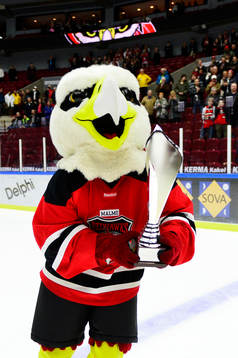 Malmö Redhawks maskot med pokalen