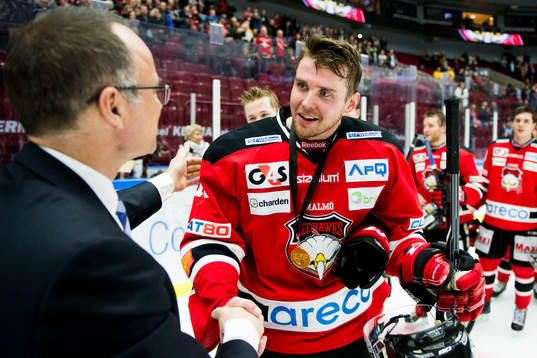 Malmö Redhawks Magnus Häggström tar emot medalj