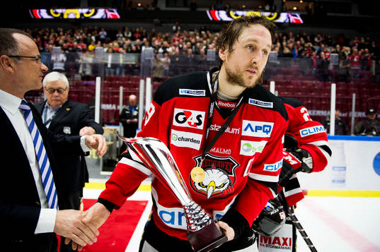 Malmö Redhawks Magnus Häggström tar emot pokal och medalj