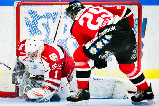 Timrås målvakt Jonathan Iilahti blockerar pucken framför