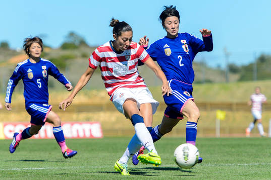 USAs Christen Press skjuter bollen framför Japans Yukari