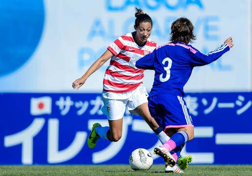 USAs Christen Press med bollen i matchen mellan Japan och