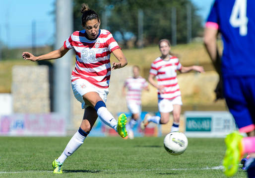 USAs Christen Press skjuter bollen i matchen mellan Japan