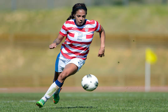 USAs Sydney Leroux med bollen i matchen mellan Japan och USA