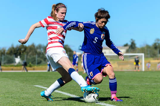 Närkamp mellan USAs Heather O’Reilly och Japans Megumi