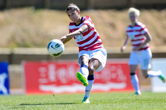 USAs Christen Press skjuter bollen i matchen mellan Japan
