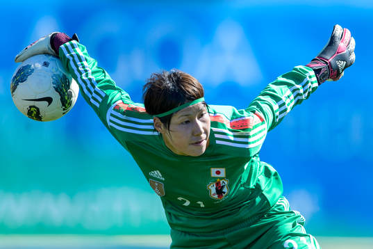 Japans målvakt Miho Fukumoto kastar ut bollen i matchen