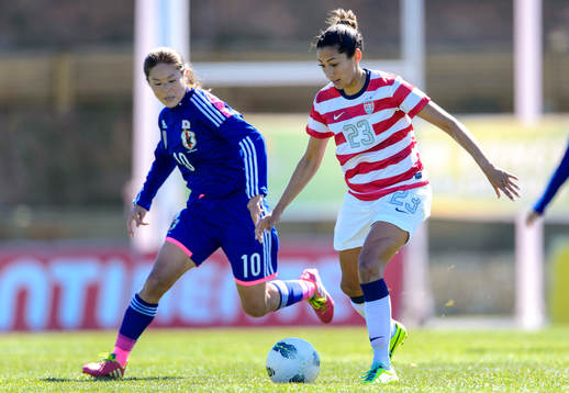 Japans Homare Sawa och USAs Christen Press i matchen mellan