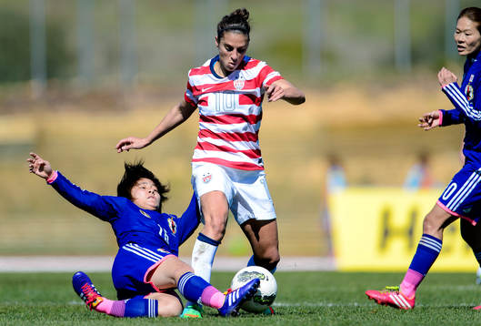 Japans Mana Iwabuchi glidtacklar USAs Carli Lloyd i matchen
