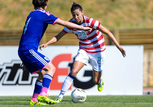 USAs Christen Press med bollen i matchen mellan Japan och